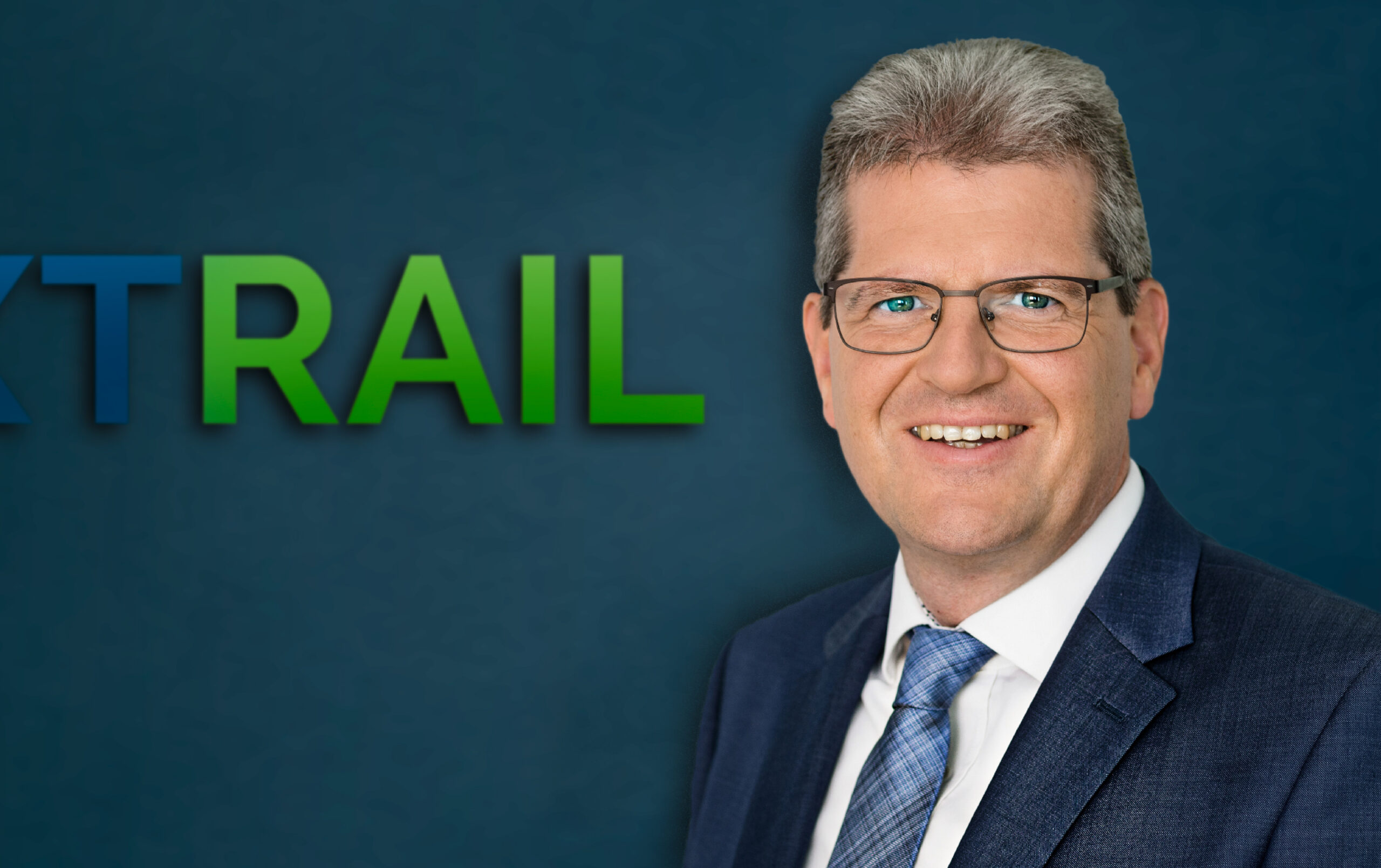 Bild von Michael Leining vor dem Nextrail Schriftzug