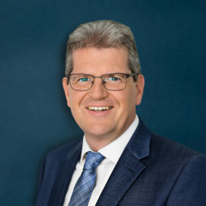 Bild von Michael Leining vor dem Nextrail Schriftzug