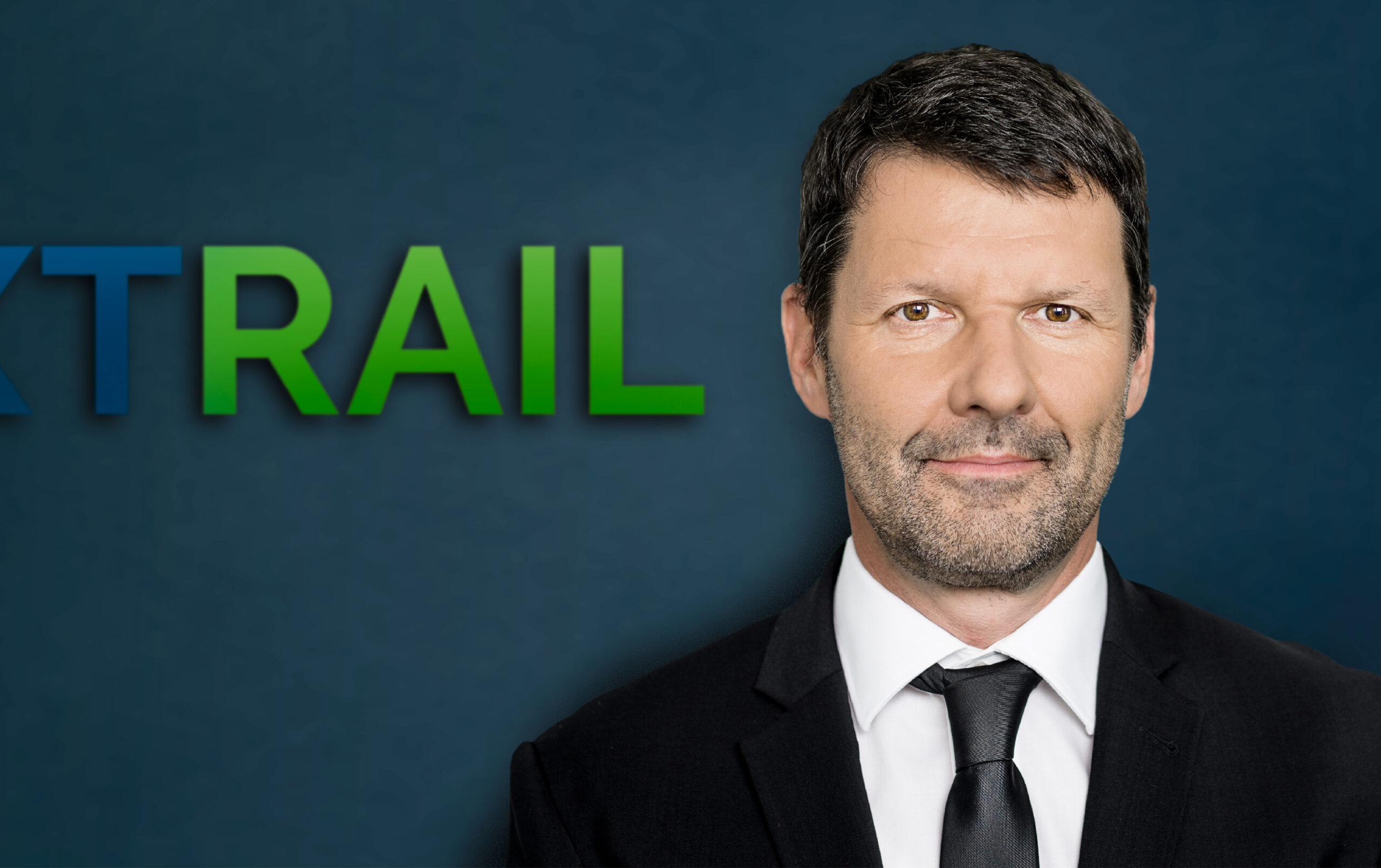 Bild von Joerg Liesche vor dem Nextrail Schriftzug