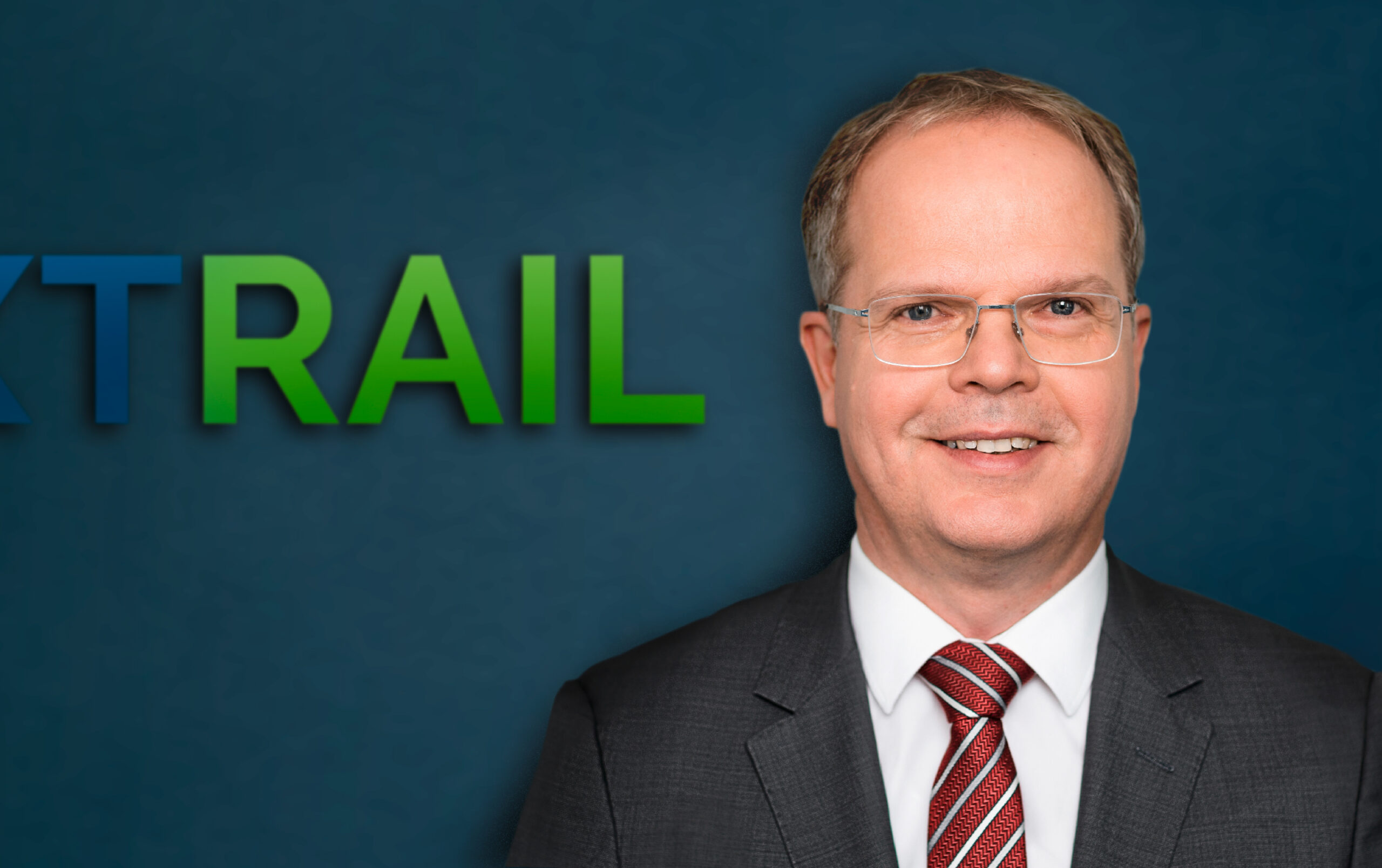 Bild von Steffen Jurz vor dem Nextrail Schriftzug